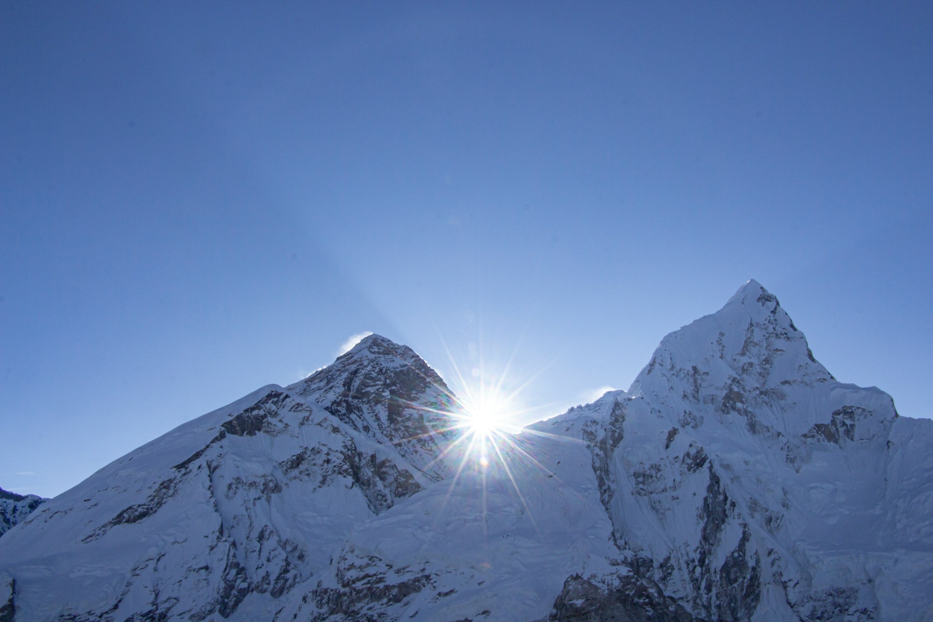 Sunrise Over Mount Everest – A Breathtaking Himalayan View